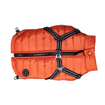 Orange gepolsterte Hundejacke mit schwarzen verstellbaren Riemen und Reißverschlüssen, mit einem runden Logo, das "Sport Chill" liest.