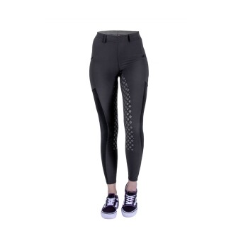 Schwarze Leggings mit einem gemusterten Seitenpanel, kombiniert mit schwarz-weißen Sneakers, vor einem weißen Hintergrund präsentiert.