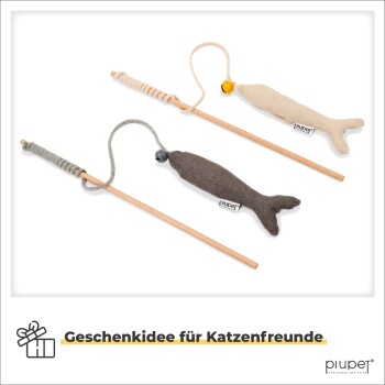 Drei Katzenspielzeuge auf Holzstäben, mit fischförmigen Plüschspielzeugen in Grau und Beige, mit einem Textbanner mit der Aufschrift 'Geschenkidee für Katzenfreunde.'