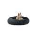 Ein glücklicher Husky-Hund, der in einem plüschigen, runden, dunkelgrauen Haustierbett entspannt.