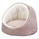 Lit pour animaux confortable en rose doux avec un extérieur matelassé hexagonal et un intérieur moelleux blanc, conçu pour les petits animaux.