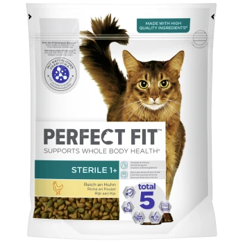 Eine Tüte Perfect Fit Katzenfutter mit einer braun gestreiften Katze auf der Vorderseite, beschriftet mit "Unterstützt die Gesundheit des gesamten Körpers", mit "Steril 1+" und "Reich an Huhn."