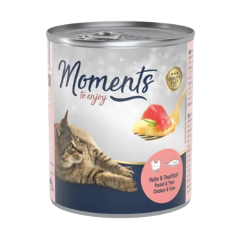 Kattenvoerblik met een label dat 'Moments to enjoy' zegt, met een kat die naast een vork met kip en tonijn ligt.
