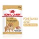 Torebka karmy dla psów Royal Canin Pomeranian Adult, 85g, z wizerunkiem psa rasy Pomeranian, z tekstem podkreślającym wsparcie dla kości i stawów.
