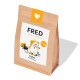 Braune Papiertüte mit Hundefutter, beschriftet mit "FRED", mit einem Cartoon-Hund und einer Katze, mit "Huhn" und "Junior" deutlich angezeigt.