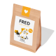 Braune Papiertüte mit Hundefutter, beschriftet mit "FRED", mit einem Cartoon-Hund und einer Katze, mit "Huhn" und "Junior" deutlich angezeigt.