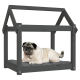 Ein gemütliches Holz-Hundehäuschen mit einem schrägen Dach, in dem ein Mops bequem auf einem grauen Kissen liegt.