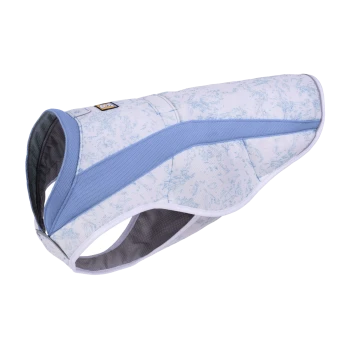 Ein hellblaues Haustiergeschirr mit einem strukturierten weißen Muster, mit einem Mesh-Design und einem kleinen Logo-Anhänger an der Seite.