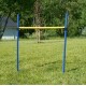 Un ensemble de saut d'agilité pour chien bleu et jaune sur un champ herbeux, avec deux poteaux verticaux bleus et une barre horizontale jaune.