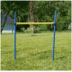 Ein blaues und gelbes Hundesprungset auf einem grasbewachsenen Feld, mit zwei vertikalen blauen Stangen und einem horizontalen gelben Balken.