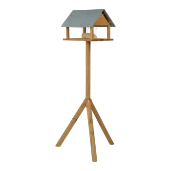 Nichoir en bois avec un toit gris, reposant sur une base trépied, conçu pour une utilisation en extérieur.
