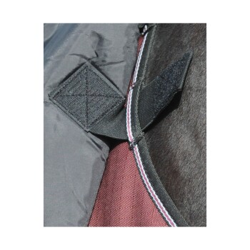 Nahaufnahme einer Pferde-Decke aus schwarzem und kastanienbraunem Stoff mit einem Klettverschluss und dekorativer Naht.