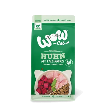 Grüne Tüte mit WOW Cat Trockenfutter für Katzen mit Huhn und Katzenminze, beschriftet "Huhn mit Katzenminze," mit 84% Fleischanteil, 2 kg.