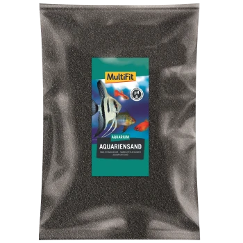 Schwarzer Aquariensand in einer versiegelten Tüte, mit einem Etikett der Marke "MultiFit", Bildern von Fischen und dem Text "AQUARIENSAND."
