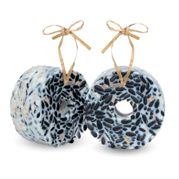 Zwei runde Vogelfutterkuchen mit einem Loch in der Mitte, dekoriert mit schwarzen Samen und mit natürlichem Bindfaden zusammengebunden.