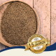 Nahaufnahme einer Holzschale gefüllt mit granuliertem Haustierfutter, mit einem goldenen Abzeichen mit der Aufschrift „15 Jahre beste Qualität“ auf Deutsch.