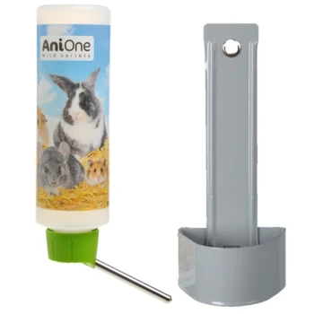 Wasserflasche für kleine Haustiere, mit einem bunten Etikett mit Kaninchen, Meerschweinchen und Hamstern sowie einer grünen Düse.