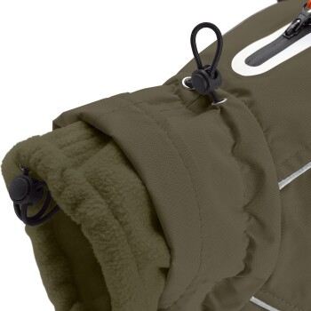 Olivgrüne Hundejacke mit Fleece-Futter, mit verstellbaren Kordeln und reflektierenden Streifen für Sichtbarkeit.