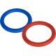 Zwei Gummispielzeuge für Haustiere, eines blau und eines rot, in Ringform, vor einem weißen Hintergrund präsentiert.