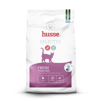 Katzenfutterbeutel mit der Aufschrift "Sterilised" für kastrierte oder sterilierte Katzen, mit einer Katzen-Grafik, einem Gewichtskontrollsymbol und dem Markennamen "husse."