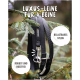 Luxuriöse schwarze Hundeleine, die an einem Baum hängt, mit Text: "Luxus-Leine für 4 Beine," "Belastbares Nylon," und "Robust und Rostfrei."