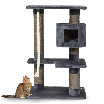 Ein grauer Katzenbaum mit mehreren Ebenen, einem Kratzbaum und einem gemütlichen Versteck, neben dem eine neugierige Katze sitzt.