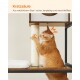 Eine verspielte orangefarbene Katze kratzt an einem Sisalpfosten auf einem mehrstöckigen Katzenbaum, beschriftet mit "Kratzsäule" mit Informationen über das strapazierfähige Material.