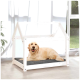 Ein Golden Retriever liegt bequem auf einem grauen Haustierbett in einem weißen Holz-Hundehäuschen, mit Sonnenlicht, das durch durchsichtige Vorhänge strömt.