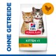 Hill's Science Plan Kittenfutterbeutel mit zwei Kätzchen—orange und grau—die Halsbänder tragen. Text: "OHNE GETREIDE" und "mit HÜHNCHEN."