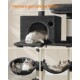 Ein gemütlicher Katzenbaum mit einer schlafenden Katze auf einer Plattform und einer anderen in einer Hängematte. Text: "Mehrere gemütliche Plätze für Katzen."
