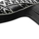 Nahaufnahme eines Haustiergeschirrs mit einem schwarz-weißen gemusterten Riemen und einer weichen gepolsterten Unterseite, die hochwertige Materialien zeigt.