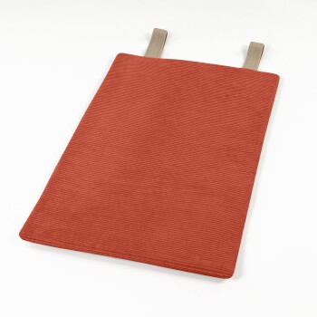 Eine rote Haustiermatte mit gerippter Textur und zwei beigen Riemen oben für eine einfache Handhabung, auf einem weißen Hintergrund platziert.