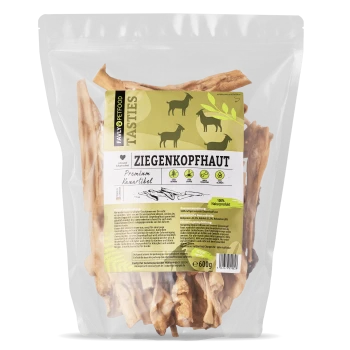 Eine transparente Tüte gefüllt mit getrockneten Ziegenhaut-Leckerlis für Hunde, beschriftet "Ziegenkopfhaut" mit einem grünen und weißen Design, 600g.