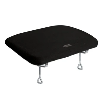 Schwarzes Haustierbett mit einer weichen Oberfläche und Metallbefestigungen zur Sicherung, mit einem kleinen Logoanhänger.