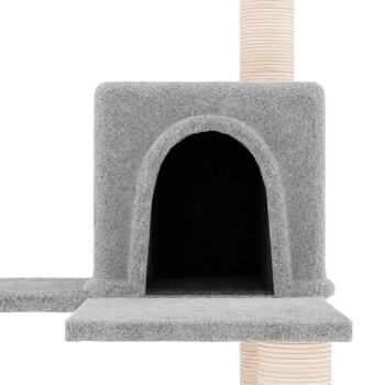 Grauer Katzenbaum mit einem gemütlichen Höhleneingang, mit einer weichen, plüschigen Oberfläche und einem mit Sisal umwickelten Kratzbaum.