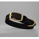 Schwarzes Hundehalsband mit einer goldenen Schnalle und D-Ring, vor einem hellgrauen Hintergrund präsentiert.