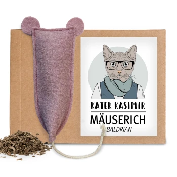 Ein Katzenspielzeug in Form einer Maus mit Ohren, begleitet von Baldrianwurzel, und einem Etikett mit der Aufschrift 'Kater Kasimir Mäuserich Baldrian.'