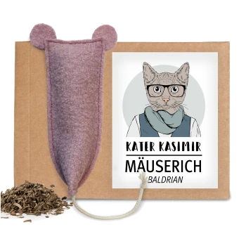 Ein Katzenspielzeug in Form einer Maus mit Ohren, begleitet von Baldrianwurzel, und einem Etikett mit der Aufschrift 'Kater Kasimir Mäuserich Baldrian.'