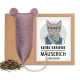 Ein Katzenspielzeug in Form einer Maus mit Ohren, begleitet von Baldrianwurzel, und einem Etikett mit der Aufschrift 'Kater Kasimir Mäuserich Baldrian.'