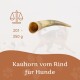Ein glücklicher Hund steht im flachen Wasser mit Bergen im Hintergrund. Der Text enthält "Zahngesundheit", "Beruhigend" und "ohne künstliche Zusätze."