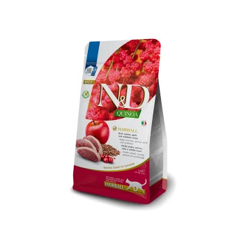 Sac de nourriture pour chat N&D Quinoa Hairball mettant en avant une pomme rouge, du canard et des ingrédients de quinoa, étiqueté pour les chats adultes.