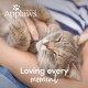 Eine Person wiegt eine entspannte graue getigerte Katze sanft, mit dem Text "Applaws natürliche Haustierernährung" und "Jeden Moment genießen" deutlich sichtbar.