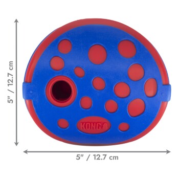 Jouet distributeur de friandises KONG bleu et rouge en forme de puzzle avec plusieurs trous et une grande ouverture ; des flèches indiquent 5" / 12,7 cm.