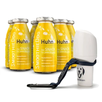 Gelbe Smoothieflaschen mit den Aufschriften "Huhn" und "SmoothieDog" für Hunde, mit Text über natürliche Zutaten und einer weißen Haustierwasserflasche.