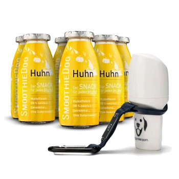 Gelbe Smoothieflaschen mit den Aufschriften "Huhn" und "SmoothieDog" für Hunde, mit Text über natürliche Zutaten und einer weißen Haustierwasserflasche.