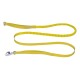 Eine leuchtend gelbe Hundeleine von Ruffwear, mit einem Bungee-Abschnitt zur Stoßdämpfung und einem stabilen Metallclip zur Befestigung.
