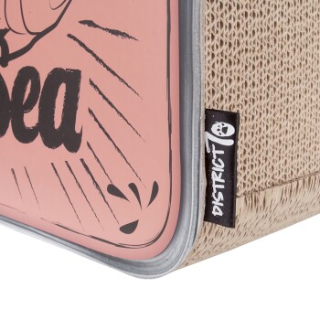 Nahaufnahme eines pinken Haustierprodukts mit "idea" in fettem Schwarz, gewebter Textur und einem "DISTRICT 70"-Tag.