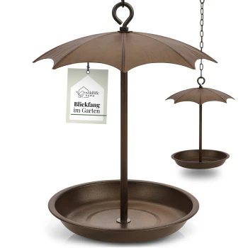 Ein dekorativer Vogelhäuschen in Form eines Regenschirms, mit bronzefarbenem Finish und einem hängenden Etikett mit der Aufschrift "Blickfang im Garten" von Wildlife Home.