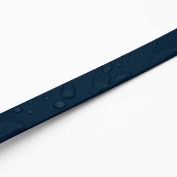 Eine Nahaufnahme eines dunkelblauen Haustierhalsbands mit Wassertropfen auf der Oberfläche, vor einem schlichten weißen Hintergrund.