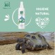 Eine Flasche Men For San Hygienereiniger für Terrarien wird neben einer Schildkröte auf sandigem Substrat angezeigt, mit dem Text "HIGIENE NATURAL."